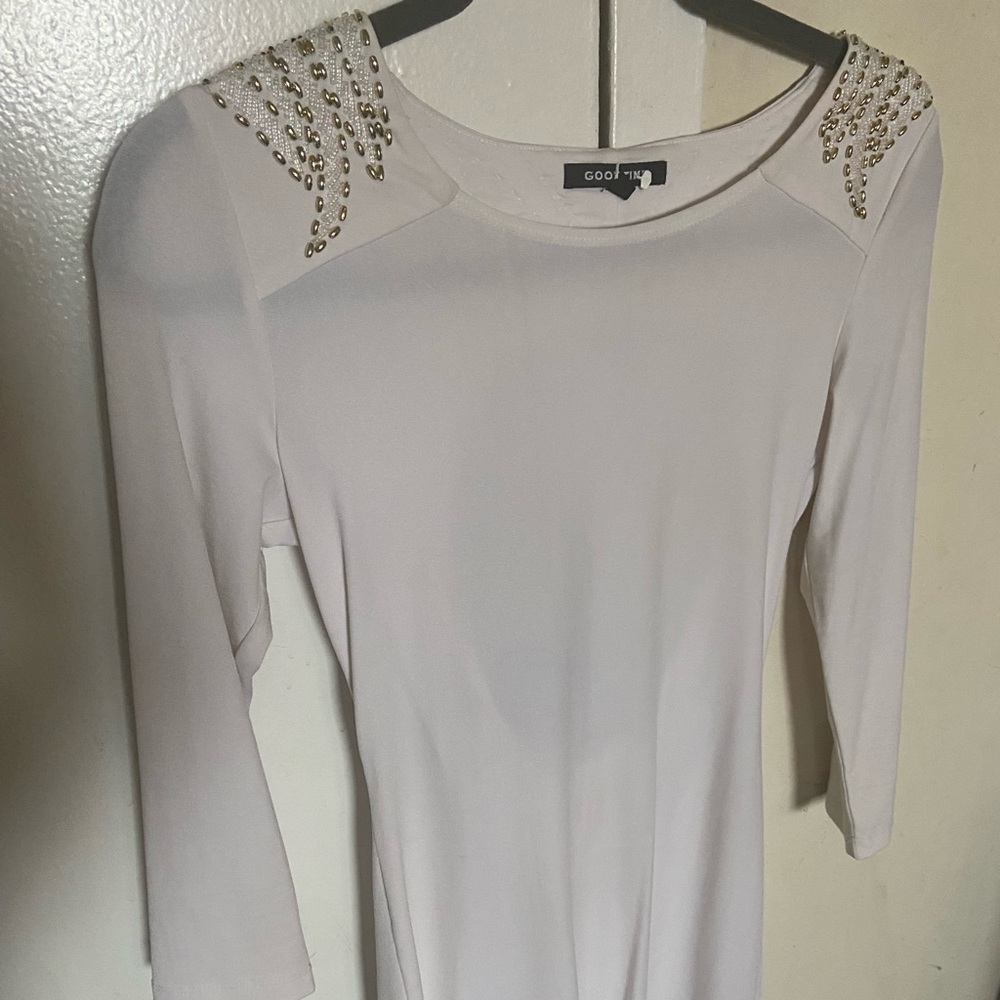 Short Dress long sleeve back is open what a stud on the shoulder and back